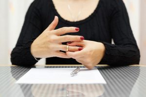 ¿Cómo divorciarme si uno está en el extranjero